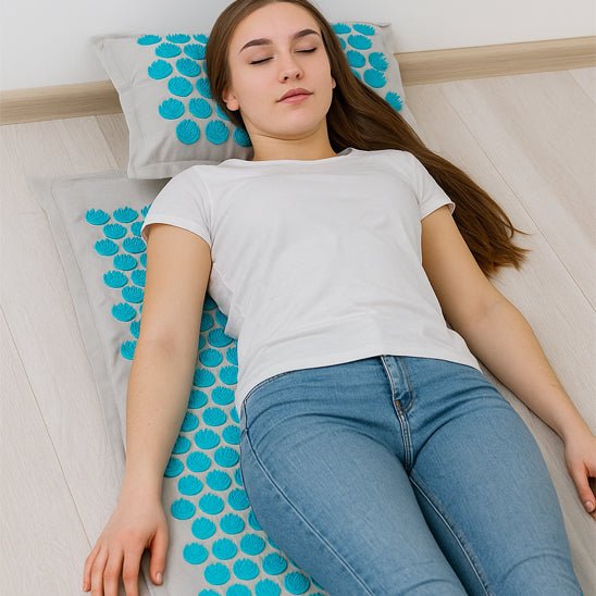 Femme allonge sur tapis d'acupression lin coco bleu