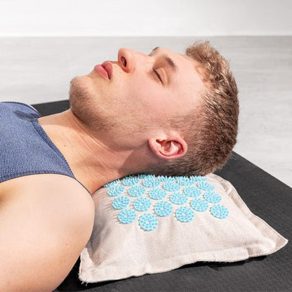 Homme repose tête sur tapis d'acupression lin coco bleu