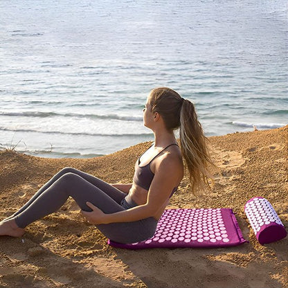 vue-sur-la-mer-assis-sur-tapis-d-acupression-jambe-plier